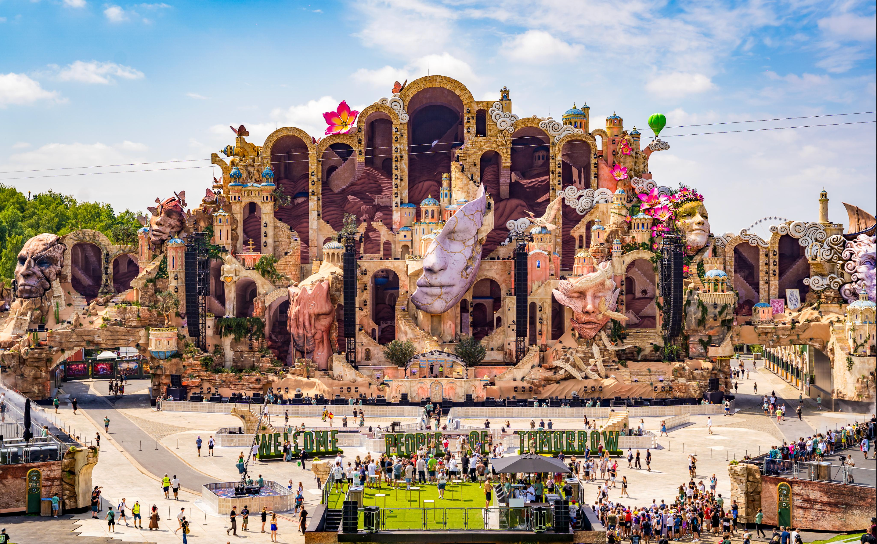 Hoofdpodium van Tomorrowland in De Schorre, Boom, België, met bezoekers op het festivalterrein
