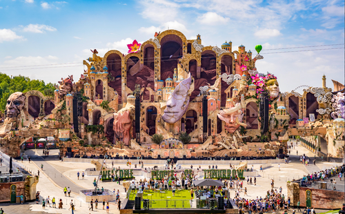Hoofdpodium van Tomorrowland in De Schorre, Boom, België, met bezoekers op het festivalterrein